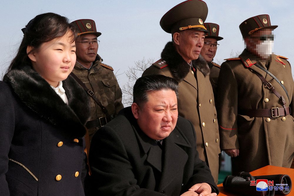 Pemimpin Korea Utara Kim Jong-un dan putrinya Kim Ju-ae menonton latihan rudal di lokasi yang dirahasiakan dalam gambar yang dirilis oleh Kantor Berita Pusat Korea Utara (KCNA) pada 20 Maret 2023/Reuters