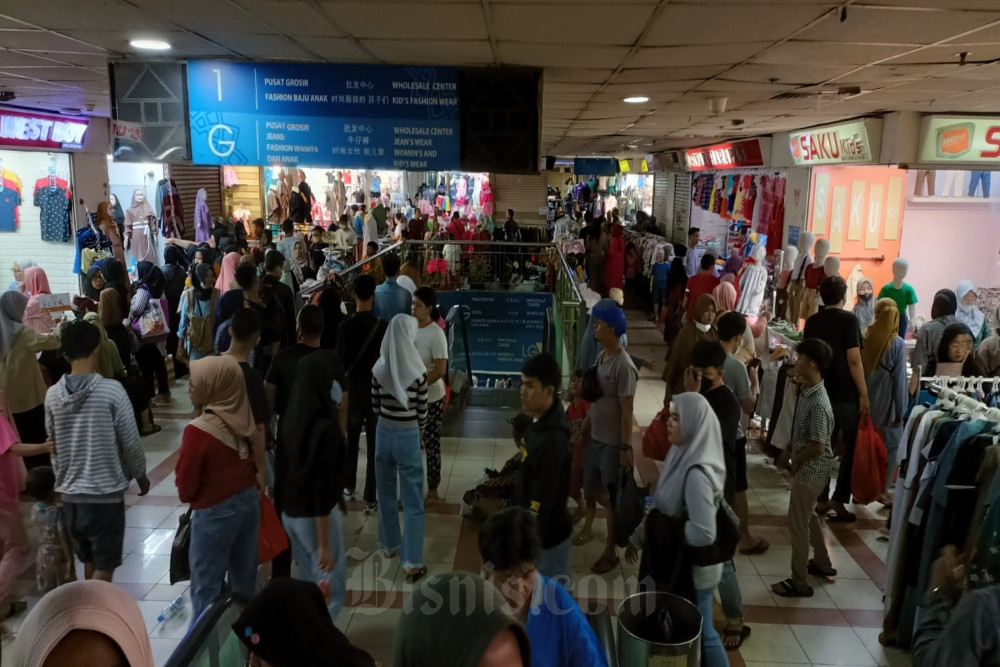  Pasar Tanah Abang Ramai Pengunjung, Pedagang: Omzet Tak Setinggi Biasanya