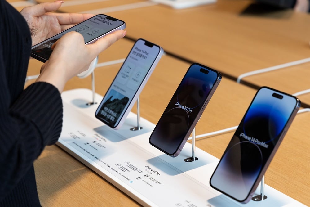 Konsumen mencoba produk iPhone 14 series di toko resmi milik Apple. Bloomberg.