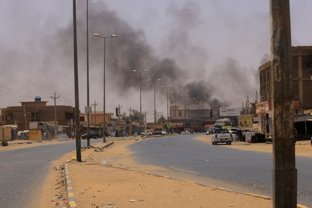Asap membumbung di Omdurman, dekat Jembatan Halfaya, selama bentrokan antara Pasukan Dukungan Cepat Paramiliter dan tentara, Sudan 15 April 2023./Reuters