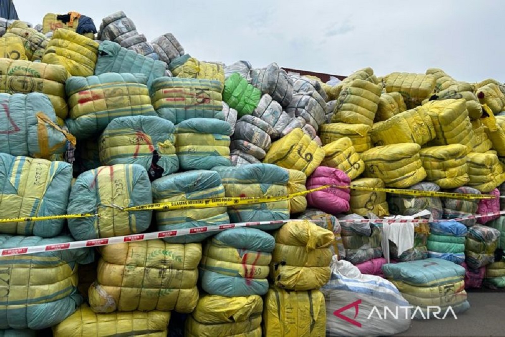 Sitaan pakaian bekas impor sebanyak 7.363 bal yang siap dimusnahkan di Tempat Penimbunan Pabean (TPP) Dirjen Bea Cukai di Cikarang, Jawa Barat, Selasa (28/3/2023). ANTARA/Maria Cicilia Galuh.