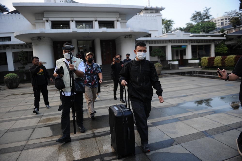  5 Jam Geledah Kantor Wali Kota Bandung Yana Mulyana, KPK Bawa Keluar Tiga Koper Besar