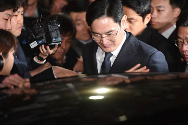 Bos Samsung Group, Jay Y. Lee, usai menghadiri sidang pengadilan yang meninjau permintaan surat perintah penahanan terhadap dirinya di Pengadilan Distrik Pusat Seoul di Seoul, Korea Selatan, 18 Januari 2017./REUTERS