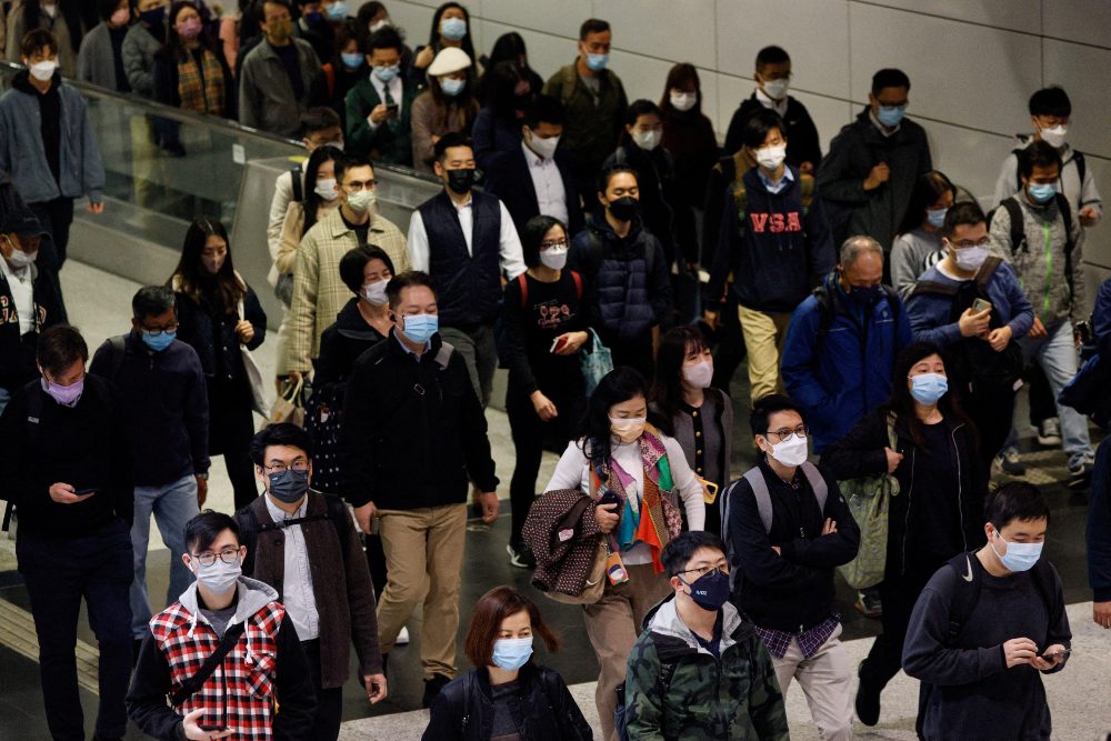 Orang-orang memakai masker di stasiun MTR, sehari sebelum pemerintah mencabut aturan masker di Hong Kong, China 28 Februari 2023. REUTERS/Tyrone Siu