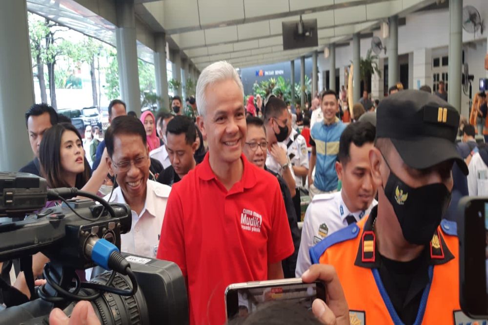 Pakai Kaos Merah, Ganjar \'Blusukan\' Sapa Pemudik di Stasiun Pasar Senen