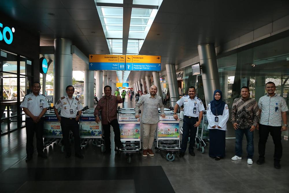  Dukung Optimalisasi Layanan Mudik Lebaran, Pupuk Kaltim Serahkan Bantuan 25 Troli ke Bandara APT Pranoto Samarinda