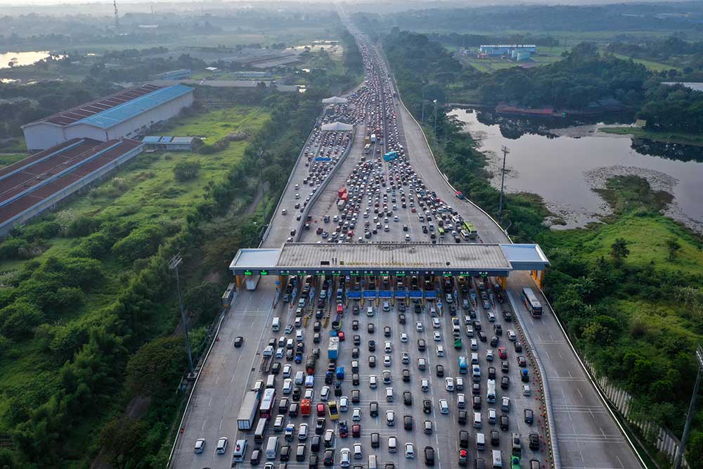  Suasana Gerbang Tol Cikampek Utama Yang Mulai Dipadati Pemudik