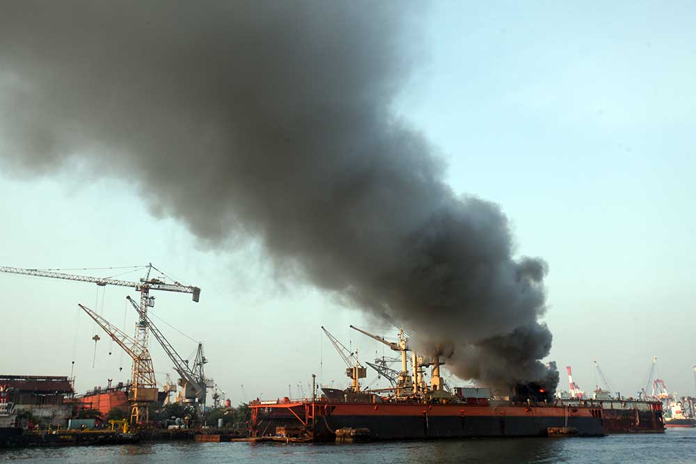  Kapal Kargo KM Anugerah Mandiri 8 Terbakar di Pelabuhan Tanjung Perak Surabaya