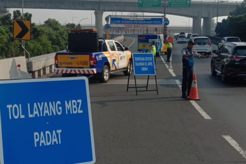  Jalan Tol MBZ Arah Cikampek Macet Total, Sistem Buka Tutup Diberlakukan!