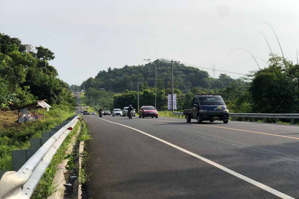 Sejumlah kendaraan melintas di Ruas Jalan Lingkar Timur di Kabupaten Kuningan, Jawa Barat, pada masa arus mudik Lebaran 2023. -Bisnis