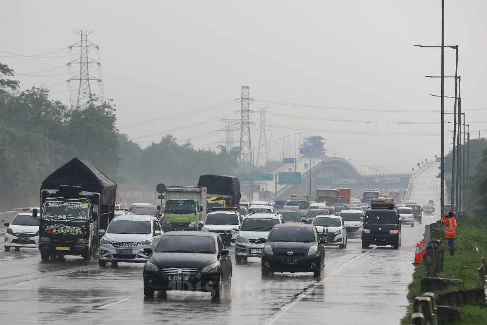  Tol Jakarta-Cikampek Mulai Padat Merayap Saat Arus Mudik Lebaran 2023