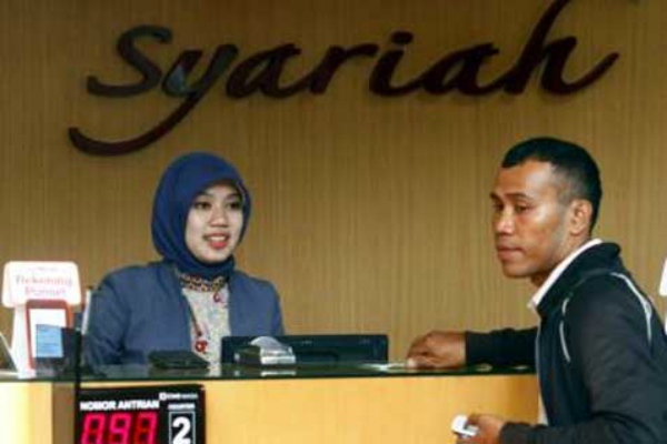 Pelayanan di salah satu bank syariah./Ilustrasi-Bisnis
