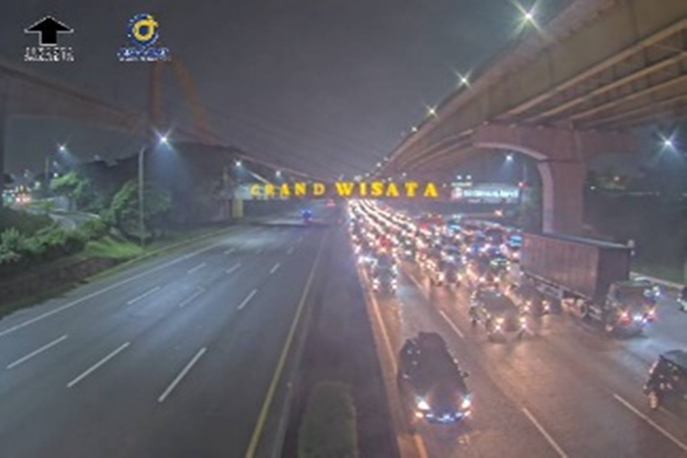  Kondisi Terkini Tol Japek Padat, Pemudik Harap Berhati-hati