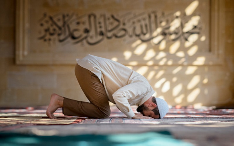  Tata Cara dan Niat Salat Gerhana Matahari Hibrida: Arab, Latin, dan Artinya