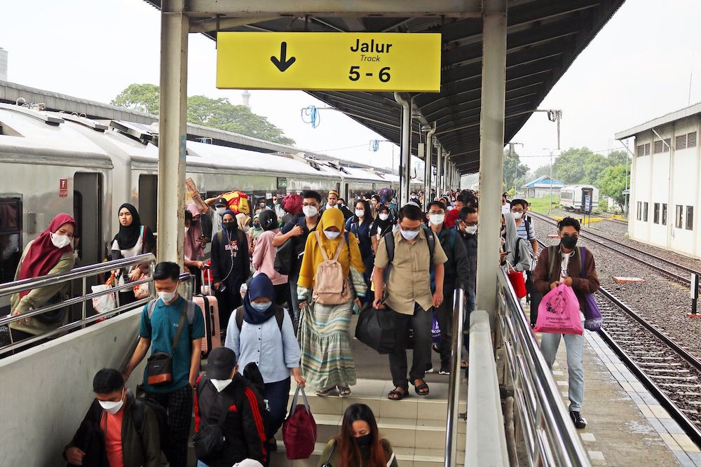 Suasana pemudik di Stasiun Cirebon. / Bisnis-Hakim Baihaqi