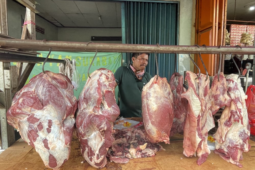 Penjual daging sapi di Pasar Kramat Jati menjual dengan harga Rp150.000 per kg jelang Lebaran, Kamis (20/4/2023)./ BISNIS - RIka Anggraeni