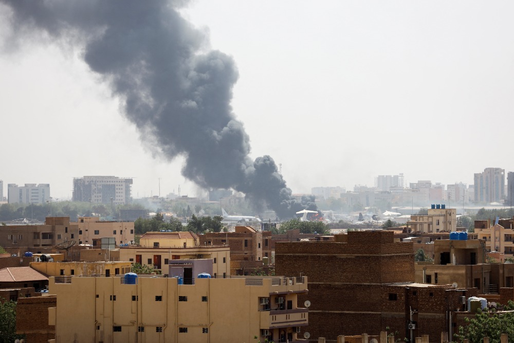 Citra satelit menunjukkan gedung-gedung yang terbakar dan patroli militer di timur laut Bandara Internasional Khartoum di Khartoum, Sudan, 17 April 2023. Maxar Technologies/Handout melalui REUTERS.