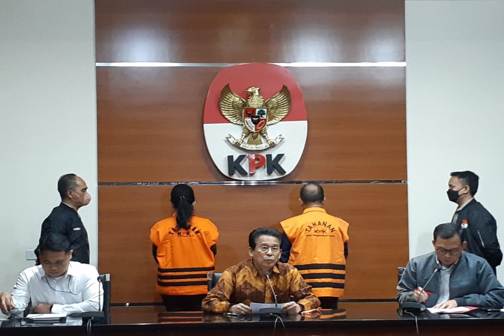 Dari kiri ke kanan: Direktur Penindakan KPK Asep Guntur, Wakil Ketua KPK Johanis Tanak, dan Kabag Pemberitaan Ali Fikri pada konferensi pers penahanan tersangka korupsi pemotongan anggaran dan suap di lingkungan Pemkab Kapuas, Selasa (28/3/2023), di gedung Merah Putih KPK. Tersangka yang ditahan yakni Bupati Kapuas Ben Brahim S. Bahat dan istri, anggota DPR Fraksi Partai Nasdem Ary Egahni (belakang). JIBI/Bisnis-Dany Saputra.