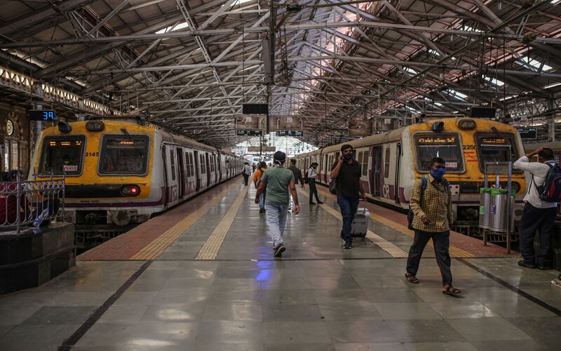 Stasiun kereta api di Mumbai, India/ Bloomberg