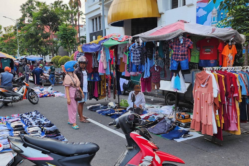  Berburu Baju Lebaran di Pasar Pagi Tugu Pahlawan