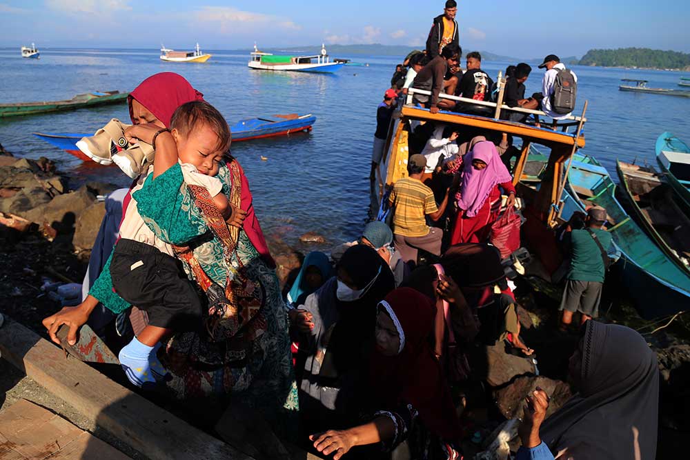  Warga di Kabupaten Halmahera Selatan Mudik Menggunakan Kapal Tradisional