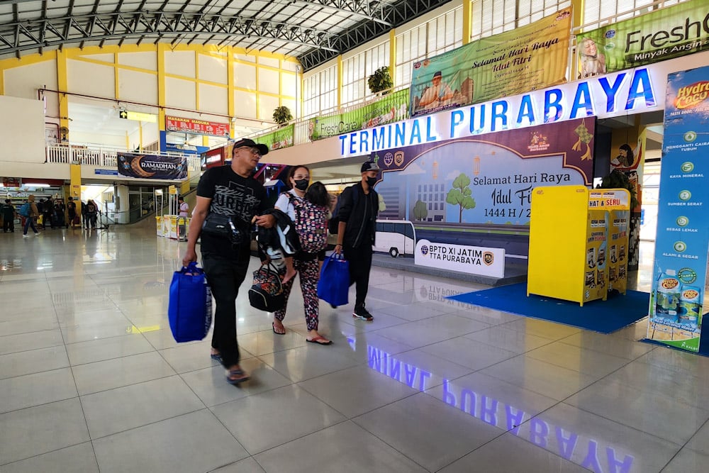  H-1 Lebaran, Pemudik di Terminal Purabaya Masih Ramai