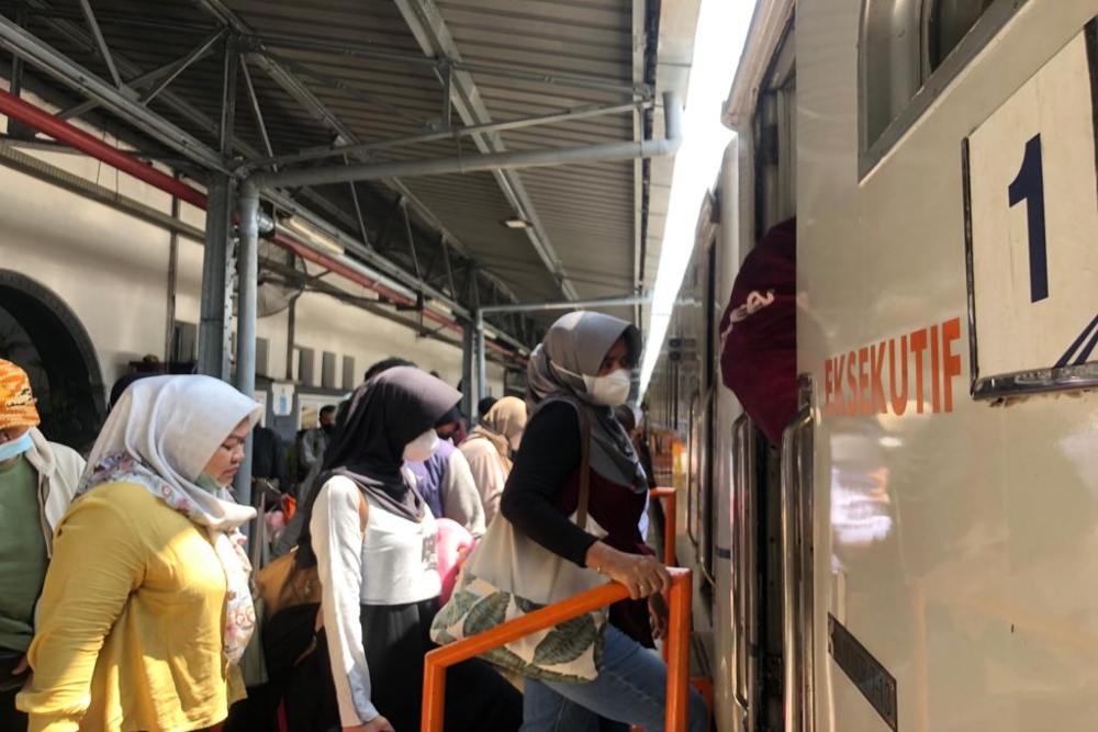 Pemudik memasuki Kereta Api Gayabaru Malam Selatan dari Stasiun Pasar Senen, Jakarta Pusat, dengan tujuan Surabaya Gubeng, Jumat (21/4/2023)/Bisnis-Annasa Rizki Kamalina