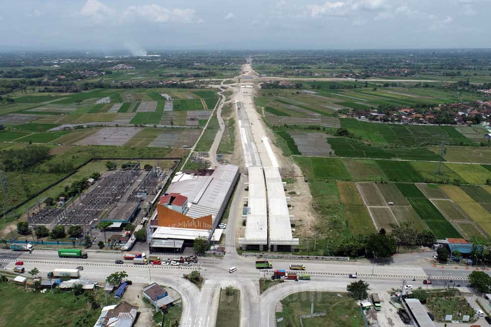 Foto aerial proyek pembangunan Jalan Tol Solo-Yogyakarta Paket 1.1 di Kartasura, Jawa Tengah, Selasa (20/9/2022). Bisnis/Himawan L Nugraha