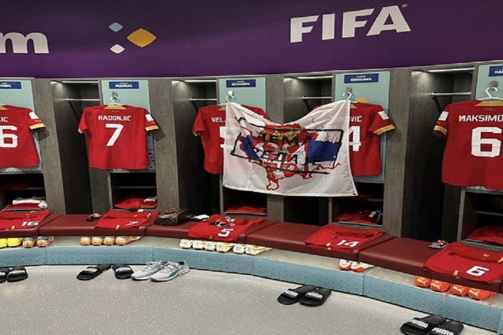 Bendera Kosovo di ruang ganti Serbia pada gelaran Piala Dunia 2022 / Twitter @HCekurn