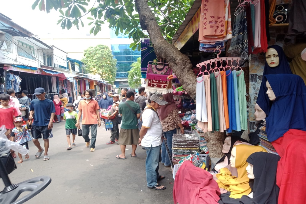  Jelang Lebaran, Pedagang Pakaian di Pasar Jatinegara Keluhkan Sepi Pembeli