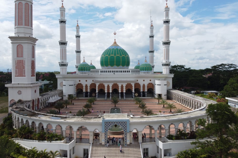 Masjid Agung Madani Islamic Centre (MAMIC), di Kota Pasir Pengaraian, Kabupaten Rokan Hulu (Rohul), Riau.