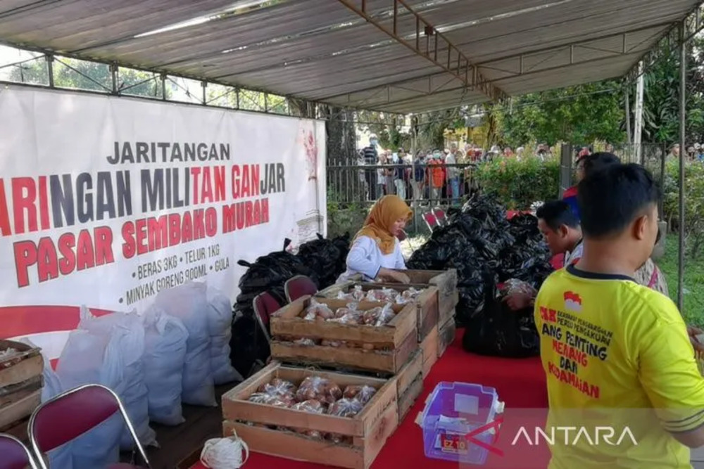 Relawan Ganjar Pranowo Bagi-bagi Sembako di Solo