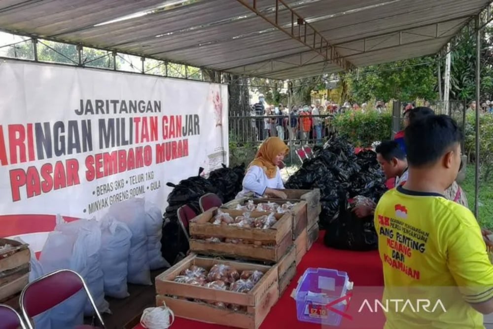  Relawan Ganjar Pranowo Bagi-bagi Sembako di Solo