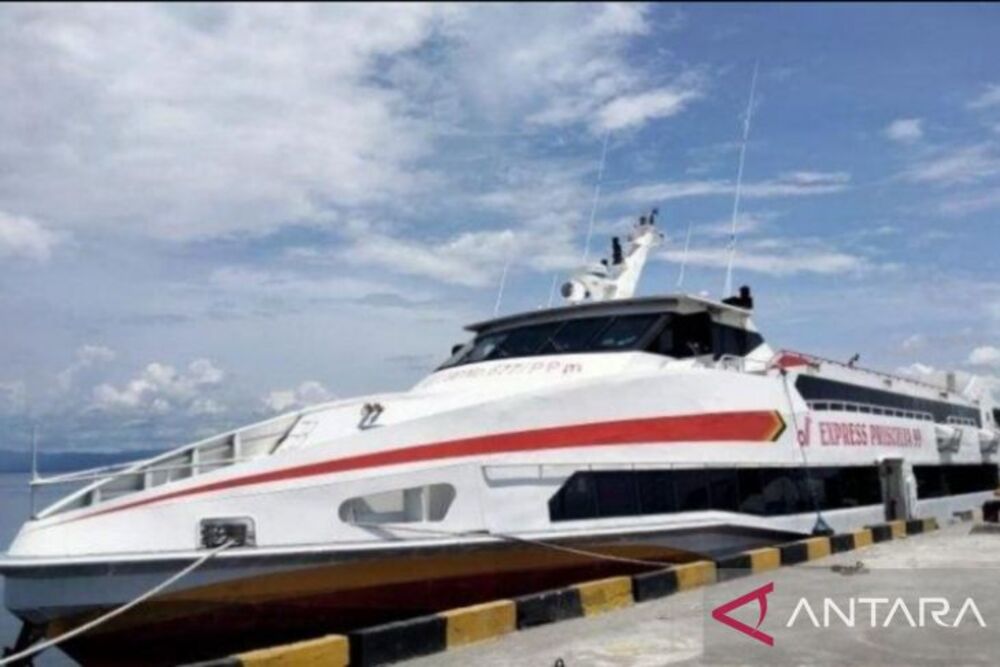 Kapal penumpang di pelabuhan kelas II Tulehu Maluku./Antara-DedyAzis.​​​​​​