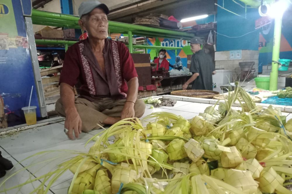  Pedagang Ketupat di Jakarta Mengeluh Omzet Anjlok pada Lebaran 2023