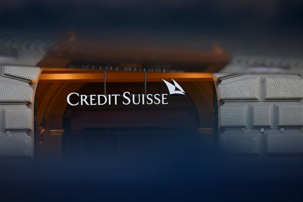 Gedung kantor Credit Suisse Group AG pada malam hari di Bern, Swiss./Bloomberg.