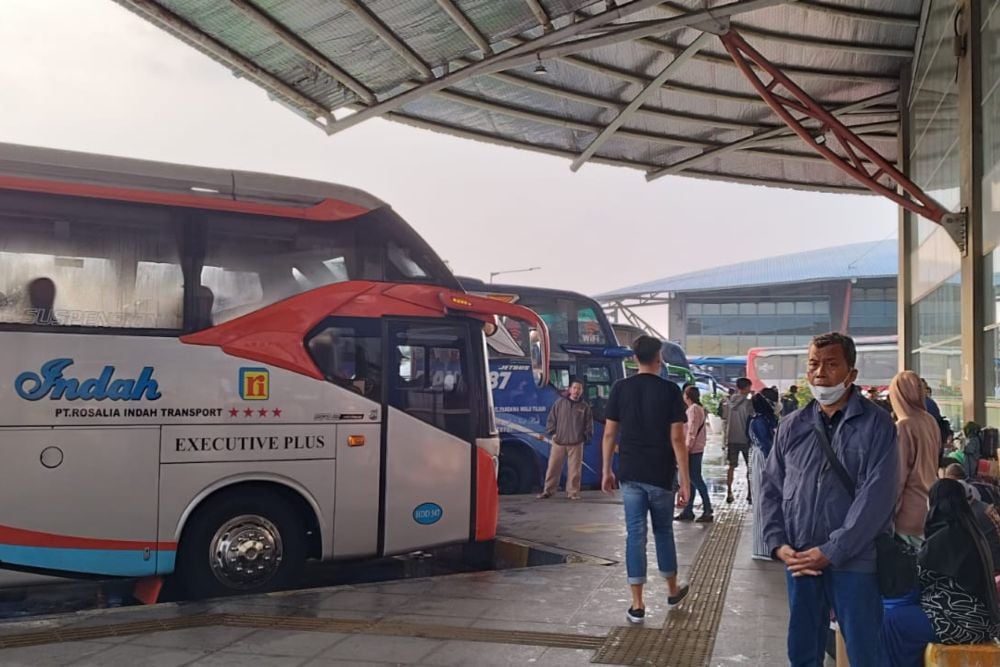  H-1 Lebaran, Keberangkatan Bus di Terminal Pulo Gebang Menurun