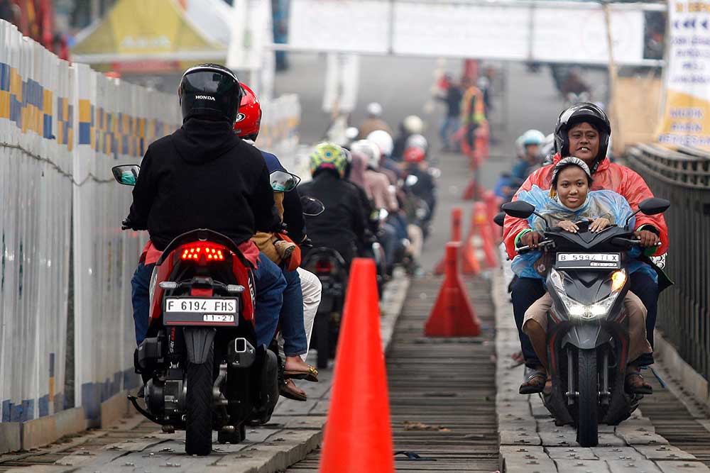  Jalan Utama Rusak, Pemudik Motor Terpaksa Melewati Jembatan Darurat di Cikreteg Bogor