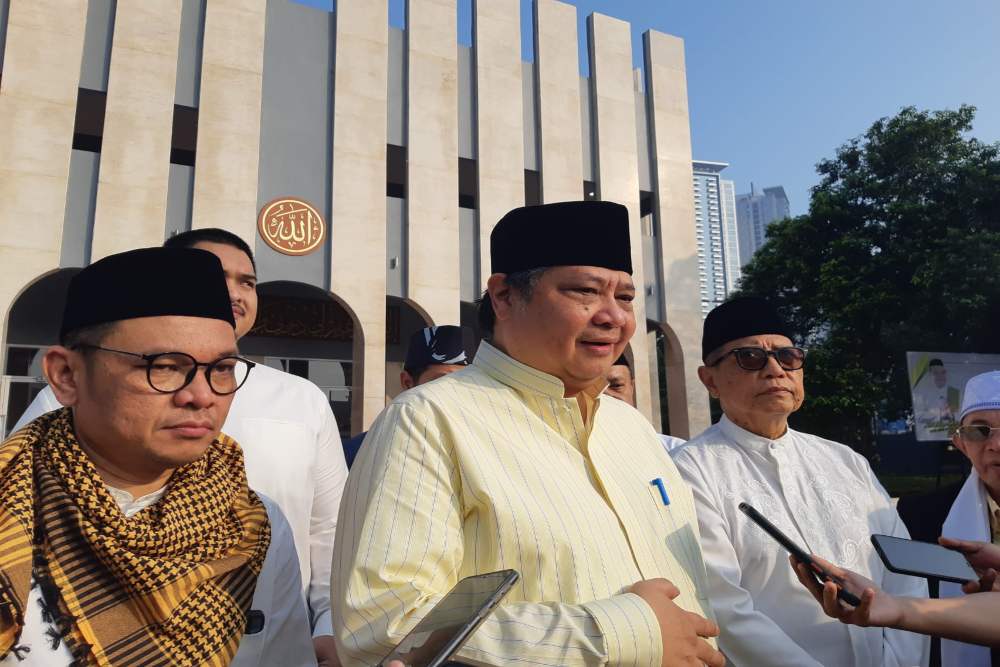  Airlangga Berdoa Golkar Menang di Pemilu 2024, saat Salat Id di Masjid Ainul Hikmah