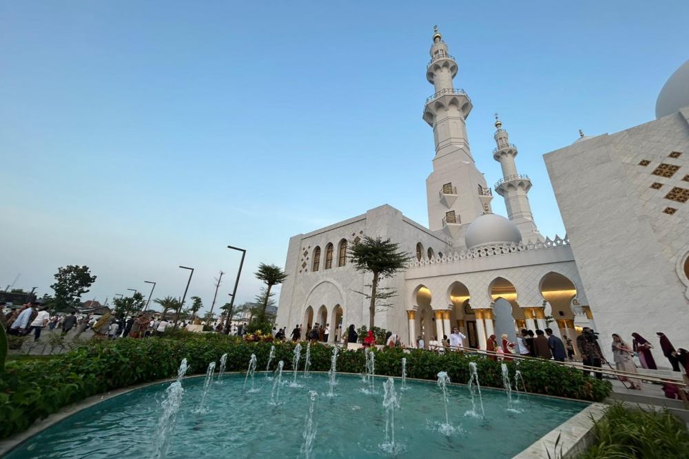  Jokowi Bagi-bagi Kaos Setelah Salat Idulfitri di Masjid Sheikh Zayed Solo