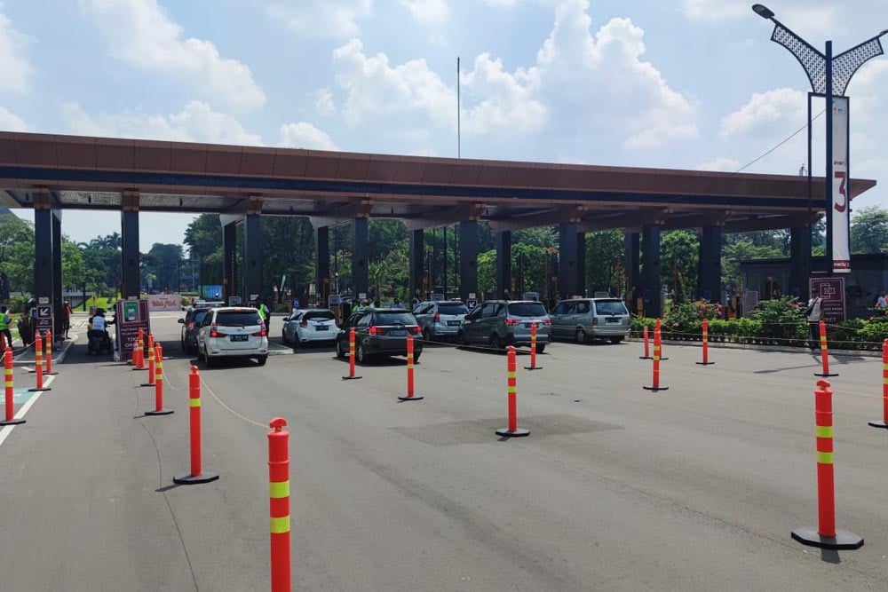 Gerbang Masuk 3 Taman Mini Indonesia Indah (TMII), Jakarta Timur, mulai dipadati oleh pengunjung pada hari pertama libur Idulfitri 1444 Hijriah, Sabtu (22/4/2023)./Bisnis - Dionisio Damara
