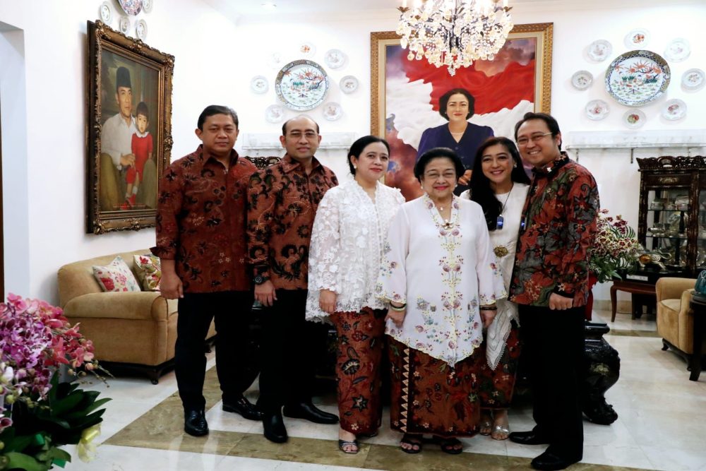  Idulfitri di Kediaman Megawati, Keluarga Kompak Berkebaya Putih dan Kemeja Batik Cokelat