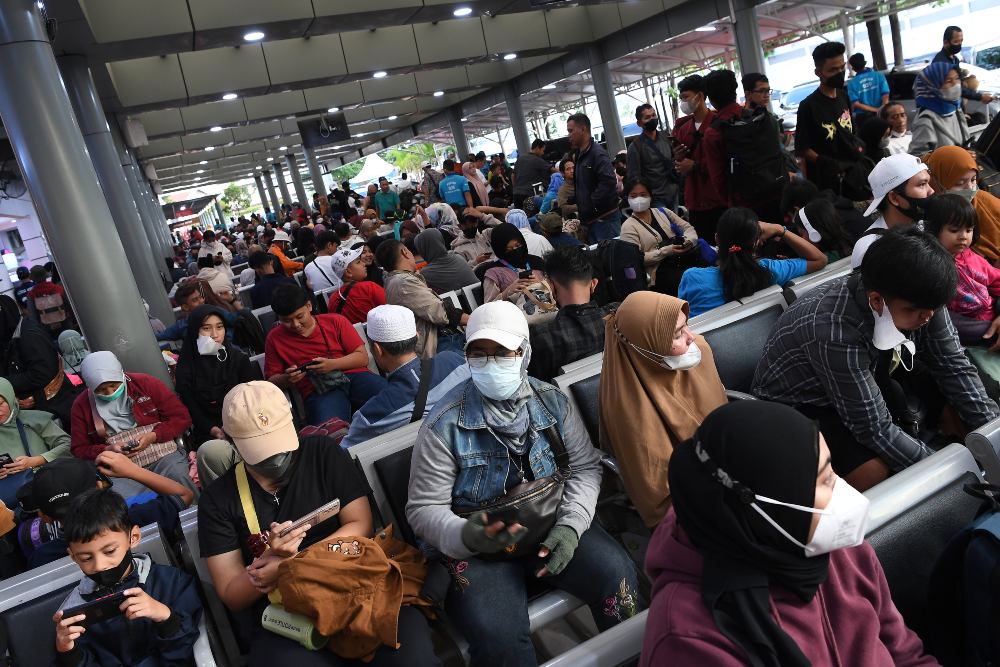 Sejumlah pemudik menunggu kedatangan kereta api mereka di Stasiun Pasar Senen, Jakarta, Minggu (16/4/2023). Stasiun Pasar Senen pada Minggu 16 April atau H-6 Lebaran memberangkatkan sekitar 23.600 pemudik dengan layanan 32 kereta yang beroperasi. ANTARA FOTO/Sigid Kurniawan/YU