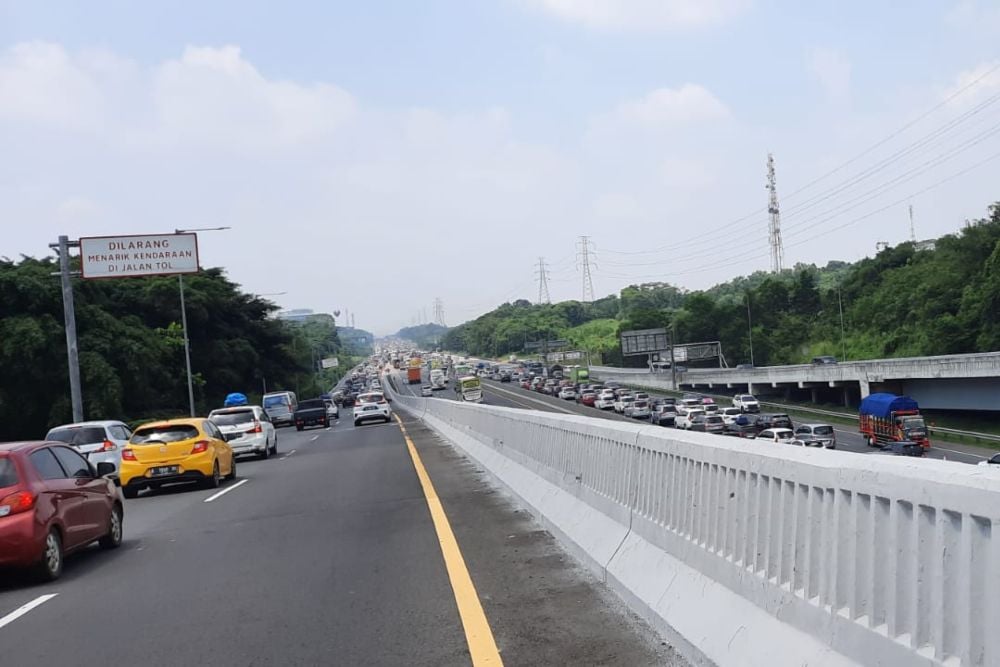  Arus Kendaraan ke Cikampek Padat, Jalan Tol Layang MBZ Ditutup Sementara