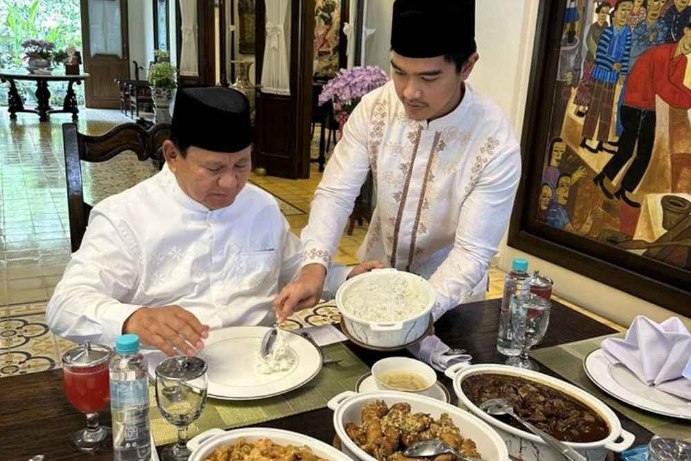 Momen Kaesang Pangarep ambilkan nasi untuk Prabowo Subianto/Twitter Gibran Rakabuming Raka