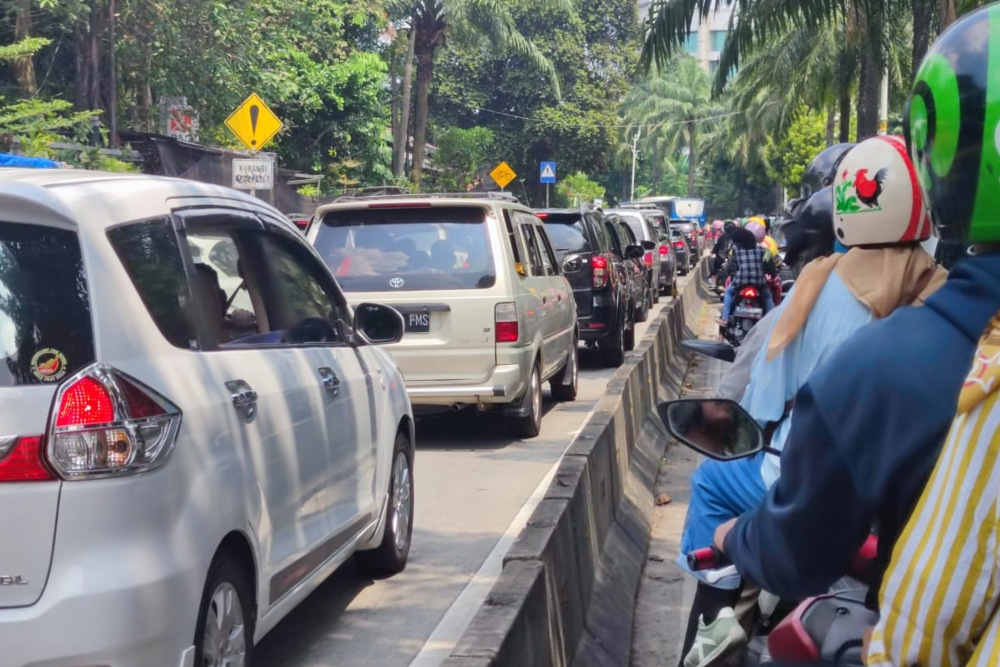 Terjadi penumpukan kendaraan di Jalan Harsono RM yang menjadi salah satu akses menuju Ragunan, Minggu (23/4/2023). Kepadatan ini mengular hingga pintu masuk Ragunan/Bisnis-Dionisio Damara