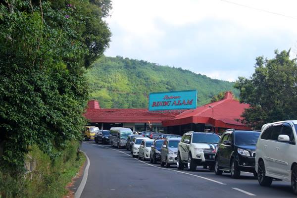  Lalu Lintas Menuju Puncak Bogor Padat, Polisi Terapkan One Way