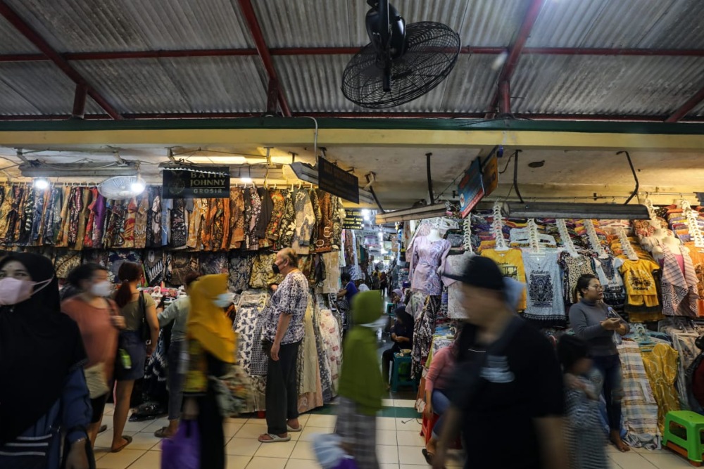 Aktivitas jual beli di Pasar Beringharjo, Yogyakarta, Minggu (23/4)/Bisnis-Arief Hermawan P