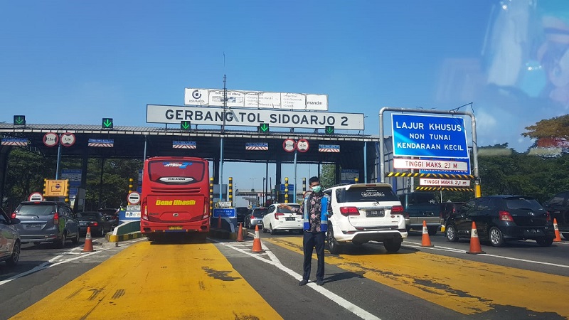Kendaraan mengantre untuk membayar tarif jalan tol di Gerbang Tol Sidoarjo 2, Kamis (6/6/2019). Pada Hari Kedua Lebaran 2019 arus jalan tol Surabaya - Pandaan terpantau ramai lancar./JIBI-Peni Widarti