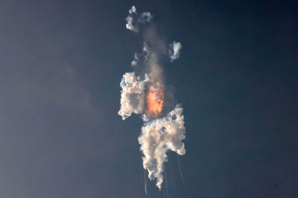 Pesawat luar angkasa Starship generasi dari SpaceX, di atas roket Super Heavy, meledak setelah diluncurkan dari landasan peluncuran Boca Chica dalam uji coba penerbangan tanpa awak di dekat Brownsville, Texas, 20 April 2023/Reuters-Joe Skipper